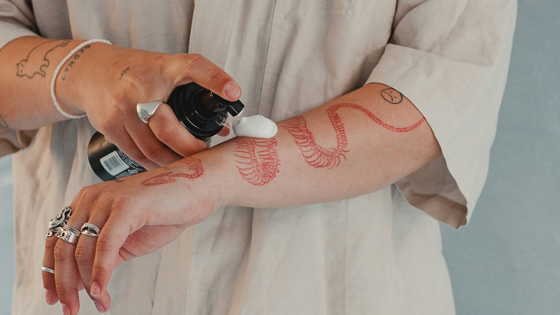 Das Tattoo während und nach dem Tattoo-Prozess sauber zu halten, ist entscheidend. Die Schaumseife wäscht überschüssige Tinte, Blut und Bakterien ab.